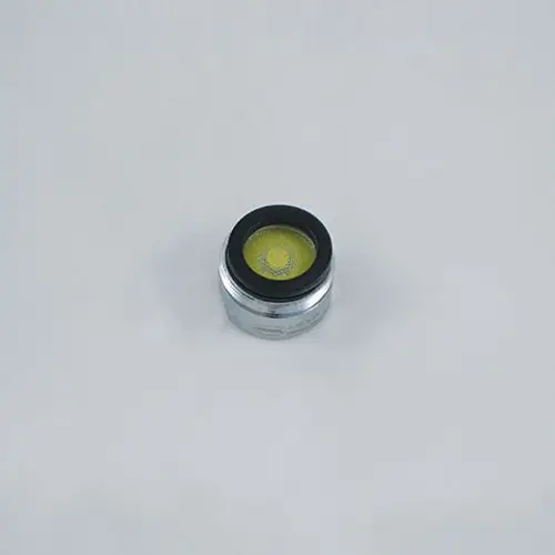 Kludi Ersatzteil in runder Form mit metallic-glänzendem Außengehäuse und konvexem gelbem Inlay. Geeignet zur Verwendung als Luftsprudler in Armaturen.